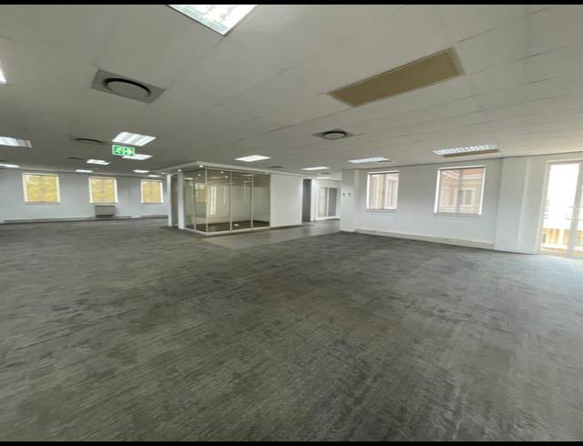2,422M² OFFICE FOR SALE IN BRYANSTON